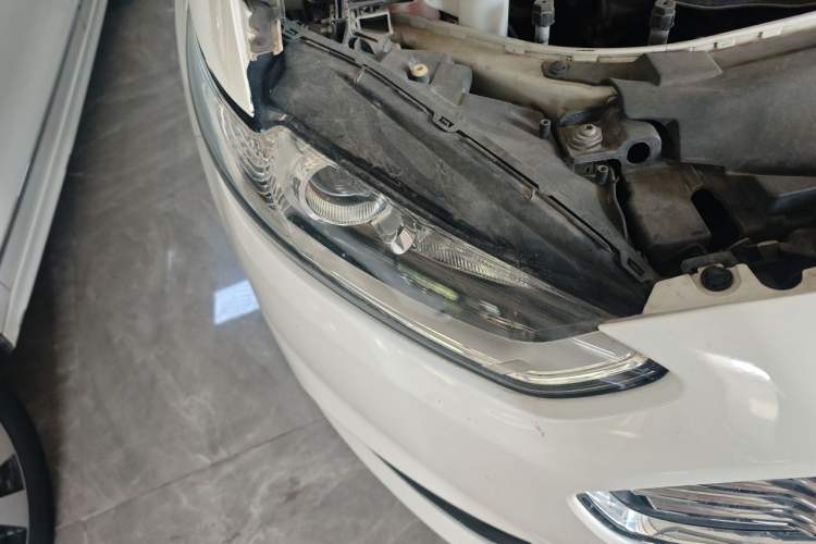 Used Ford Mondeo 2013 2.0L GTDi 200 Fashion Edition Right Front Headlight