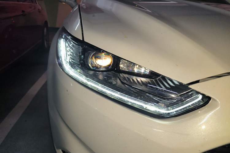Used Ford Mondeo 2013 2.0L GTDi 200 Luxury Model Right Front Headlight