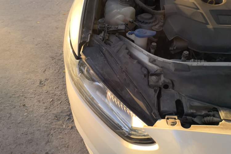 Used Ford Mondeo 2013 2.0L GTDi240 Luxury Sport Model Right Front Headlight