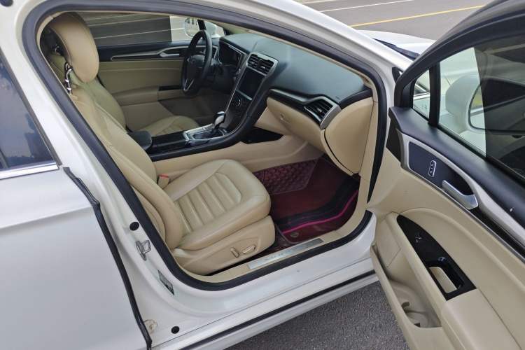 Used Ford Mondeo 2013 2.0L GTDi 200 Luxury Model Right Front Seat