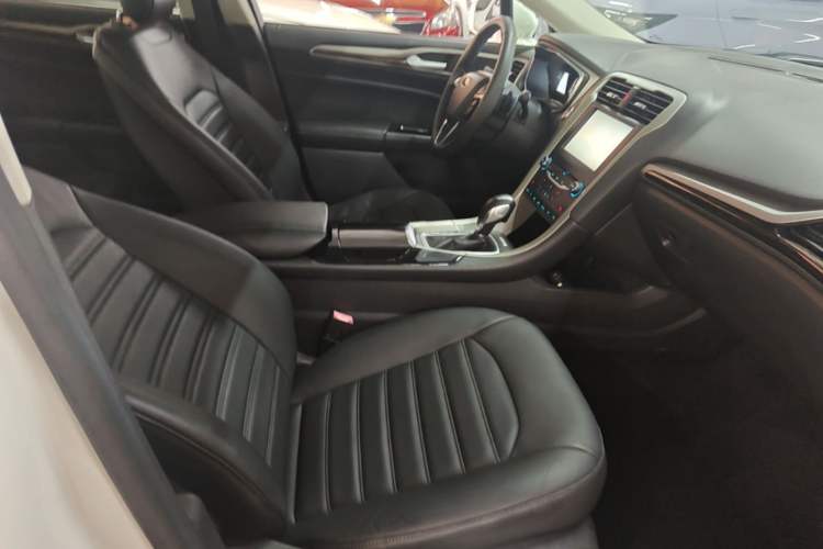 Used Ford Mondeo 2013 2.0L GTDi 200 Luxury Model Right Front Seat