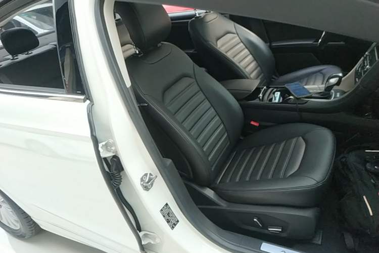 Used Ford Mondeo 2013 2.0L GTDi 200 Luxury Model Right Front Seat