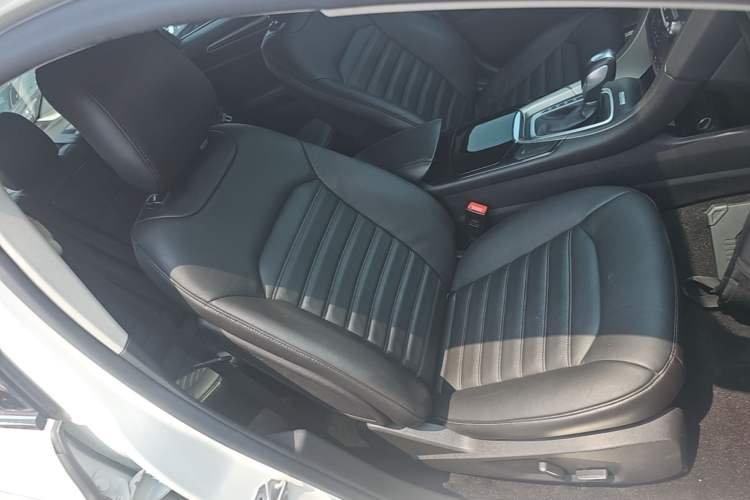 Used Ford Mondeo 2013 2.0L GTDi 200 Luxury Model Right Front Seat