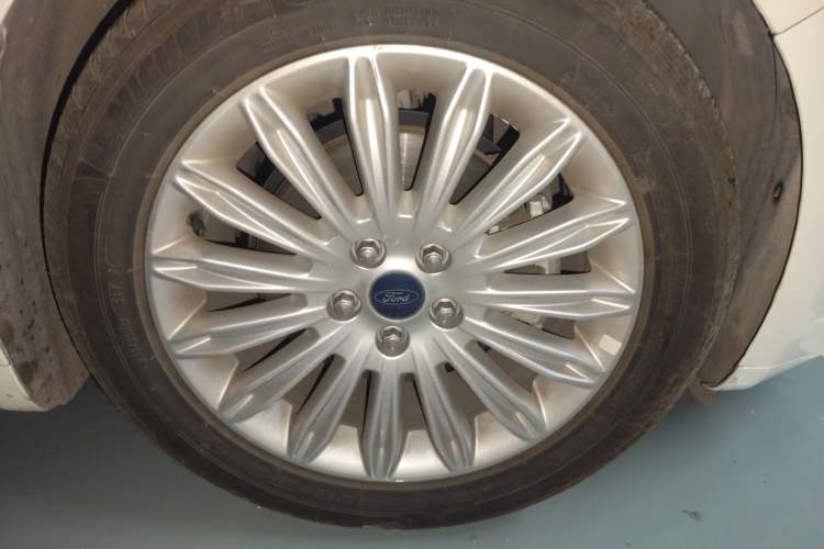 Used Ford Mondeo 2013 2.0L GTDi 200 Luxury Model Right Front Wheel Hub