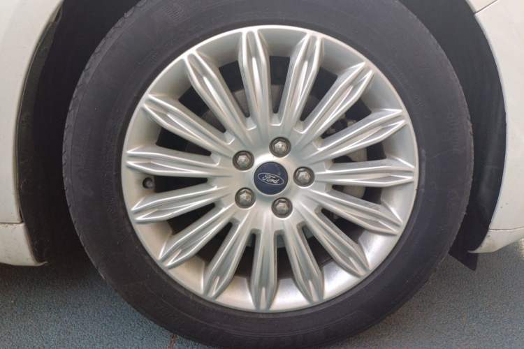 Used Ford Mondeo 2013 2.0L GTDi 200 Luxury Model Right Front Wheel Hub