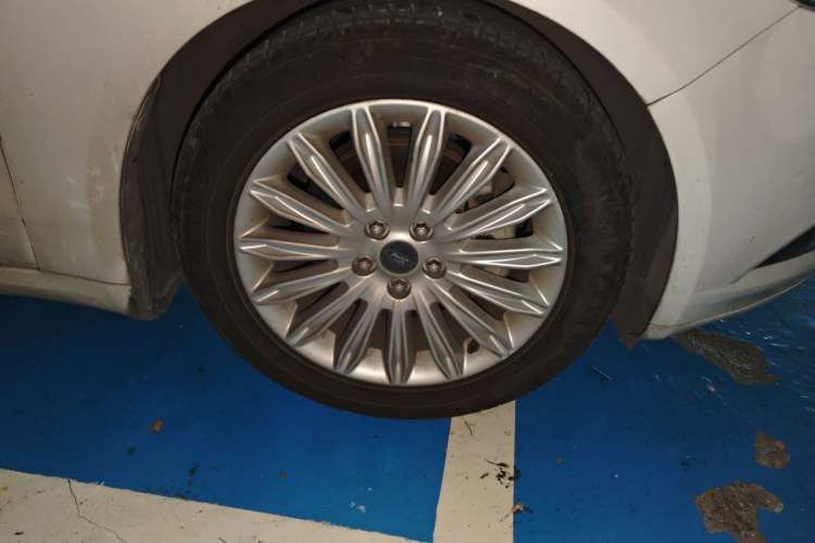 Used Ford Mondeo 2013 2.0L GTDi 200 Luxury Model Right Front Wheel Hub