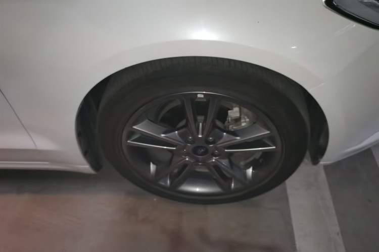 Used Ford Mondeo 2013 2.0L GTDi240 Luxury Sport Model Right Front Wheel Hub