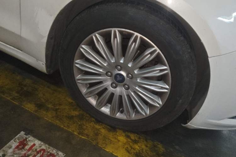 Used Ford Mondeo 2013 2.0L GTDi 200 Fashion Edition Right Front Wheel Hub