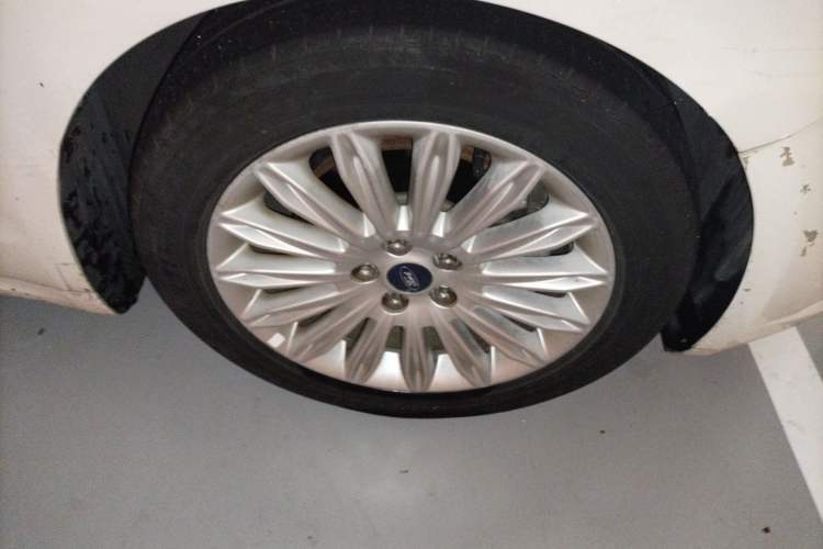 Used Ford Mondeo 2013 2.0L GTDi 200 Luxury Model Right Front Wheel Hub