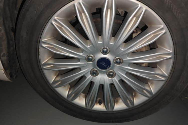 Used Ford Mondeo 2013 2.0L GTDi 200 Luxury Model Right Front Wheel Hub