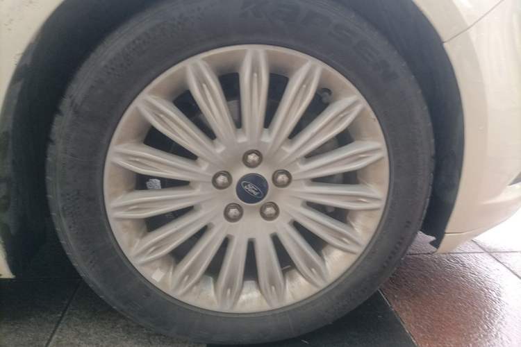 Used Ford Mondeo 2013 2.0L GTDi 200 Fashion Edition Right Front Wheel Hub