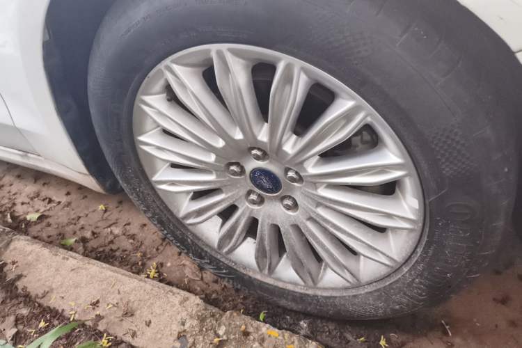 Used Ford Mondeo 2013 2.0L GTDi 200 Fashion Edition Right Front Wheel Hub