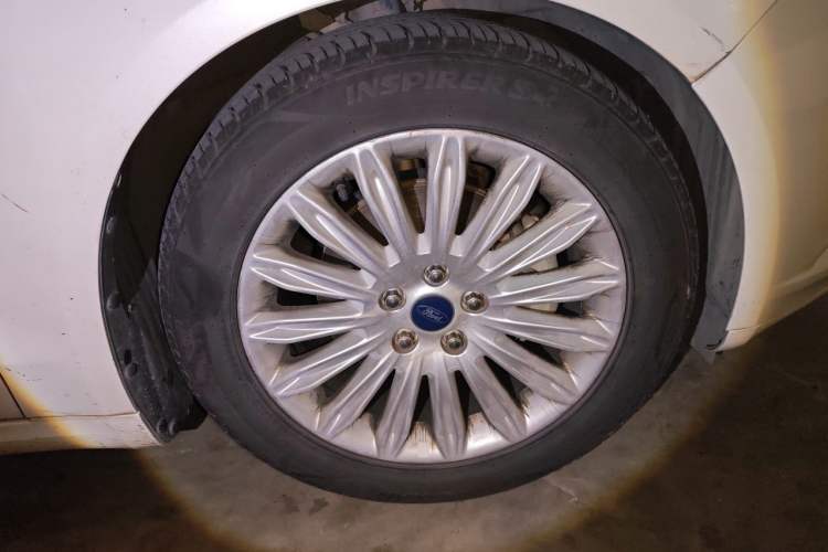 Used Ford Mondeo 2013 2.0L GTDi 200 Luxury Model Right Front Wheel Hub