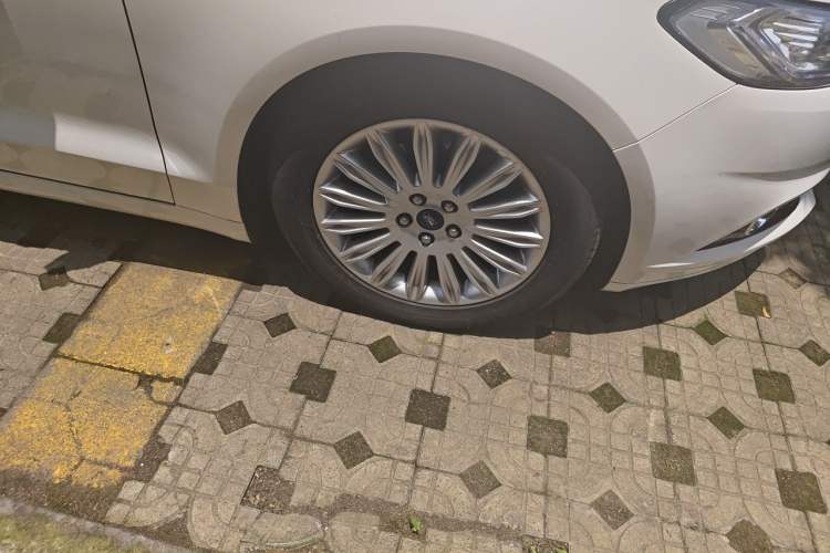 Used Ford Mondeo 2013 2.0L GTDi 200 Fashion Edition Right Front Wheel Hub