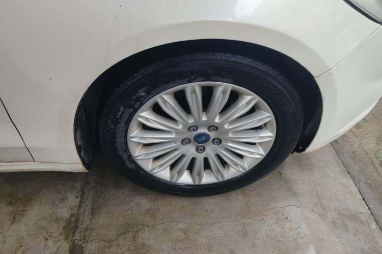Used Ford Mondeo 2013 2.0L GTDi 200 Fashion Edition Right Front Wheel Hub