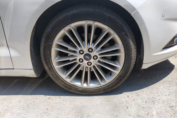 Used Ford Mondeo 2013 2.0L GTDi240 Ultimate Edition Right Front Wheel Hub