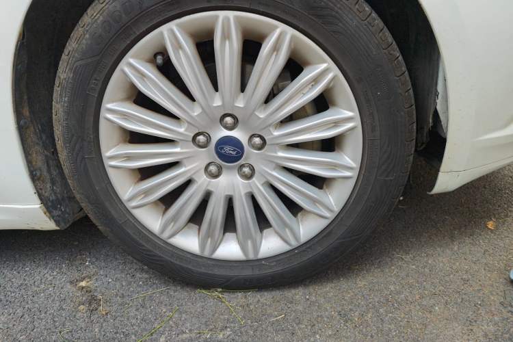 Used Ford Mondeo 2013 2.0L GTDi 200 Fashion Edition Right Front Wheel Hub