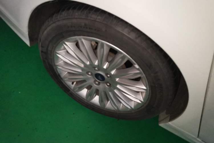 Used Ford Mondeo 2013 2.0L GTDi 200 Luxury Model Right Front Wheel Hub