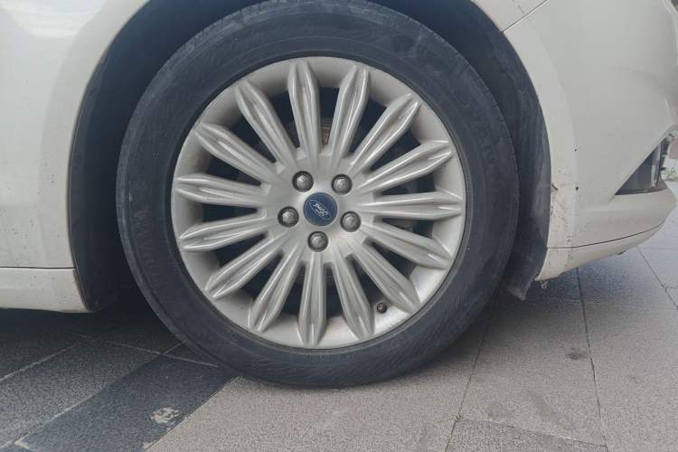 Used Ford Mondeo 2013 2.0L GTDi 200 Fashion Edition Right Front Wheel Hub