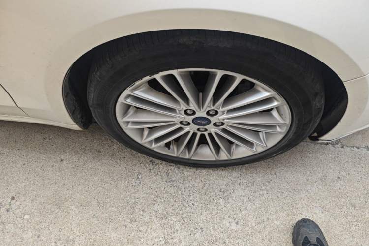 Used Ford Mondeo 2013 2.0L GTDi240 Flagship Edition Right Front Wheel Hub