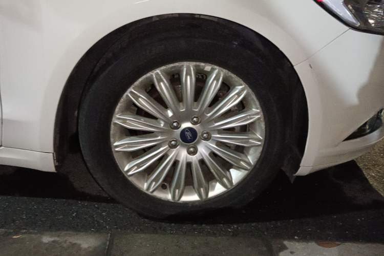 Used Ford Mondeo 2013 2.0L GTDi 200 Fashion Edition Right Front Wheel Hub