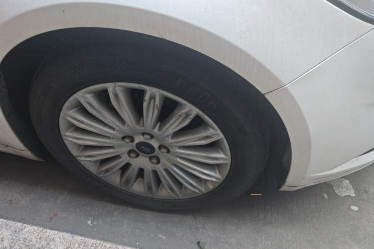 Used Ford Mondeo 2013 2.0L GTDi 200 Fashion Edition Right Front Wheel Hub