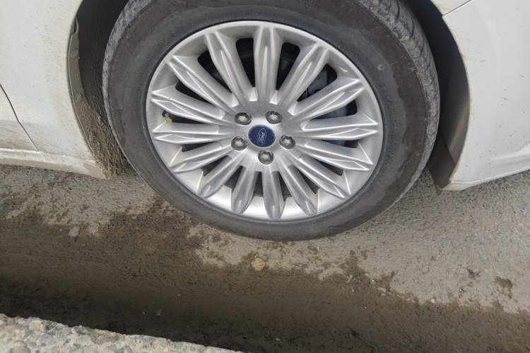 Used Ford Mondeo 2013 2.0L GTDi 200 Fashion Edition Right Front Wheel Hub