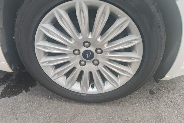 Used Ford Mondeo 2013 2.0L GTDi 200 Fashion Edition Right Front Wheel Hub