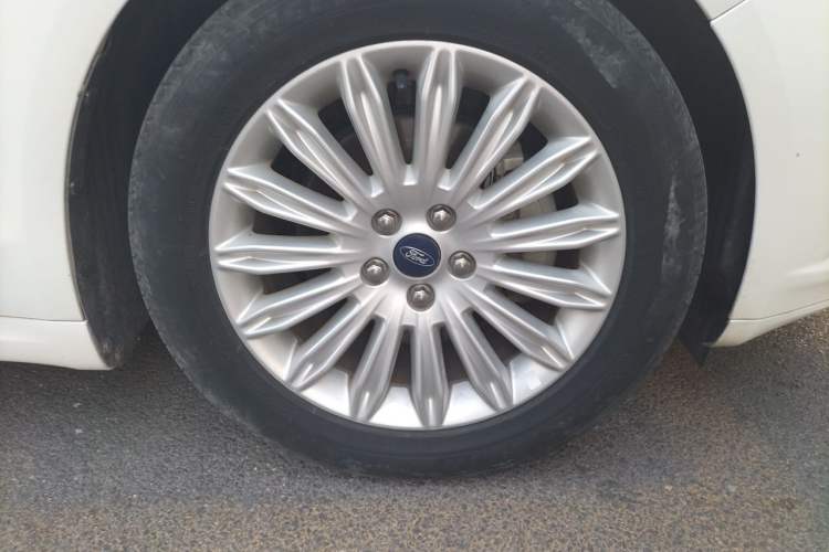 Used Ford Mondeo 2013 2.0L GTDi 200 Fashion Edition Right Front Wheel Hub