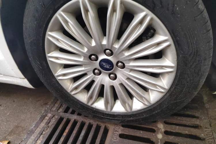 Used Ford Mondeo 2013 2.0L GTDi 200 Fashion Edition Right Front Wheel Hub