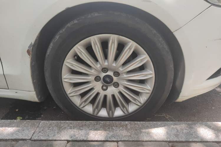 Used Ford Mondeo 2013 2.0L GTDi 200 Fashion Edition Right Front Wheel Hub
