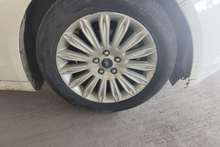Used Ford Mondeo 2013 2.0L GTDi 200 Luxury Model Right Front Wheel Hub