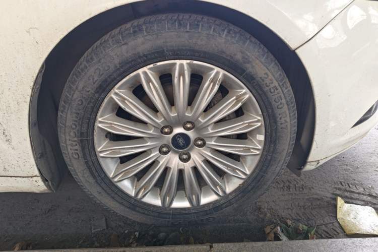 Used Ford Mondeo 2013 2.0L GTDi 200 Fashion Edition Right Front Wheel Hub