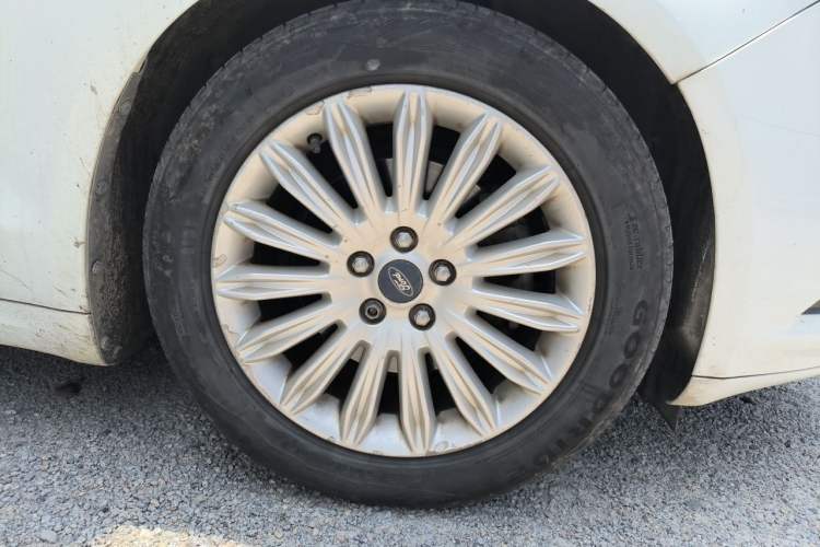 Used Ford Mondeo 2013 2.0L GTDi 200 Luxury Model Right Front Wheel Hub