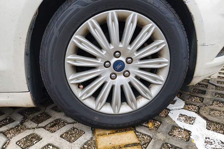 Used Ford Mondeo 2013 2.0L GTDi 200 Fashion Edition Right Front Wheel Hub