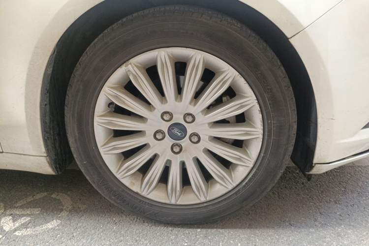 Used Ford Mondeo 2013 2.0L GTDi 200 Luxury Model Right Front Wheel Hub