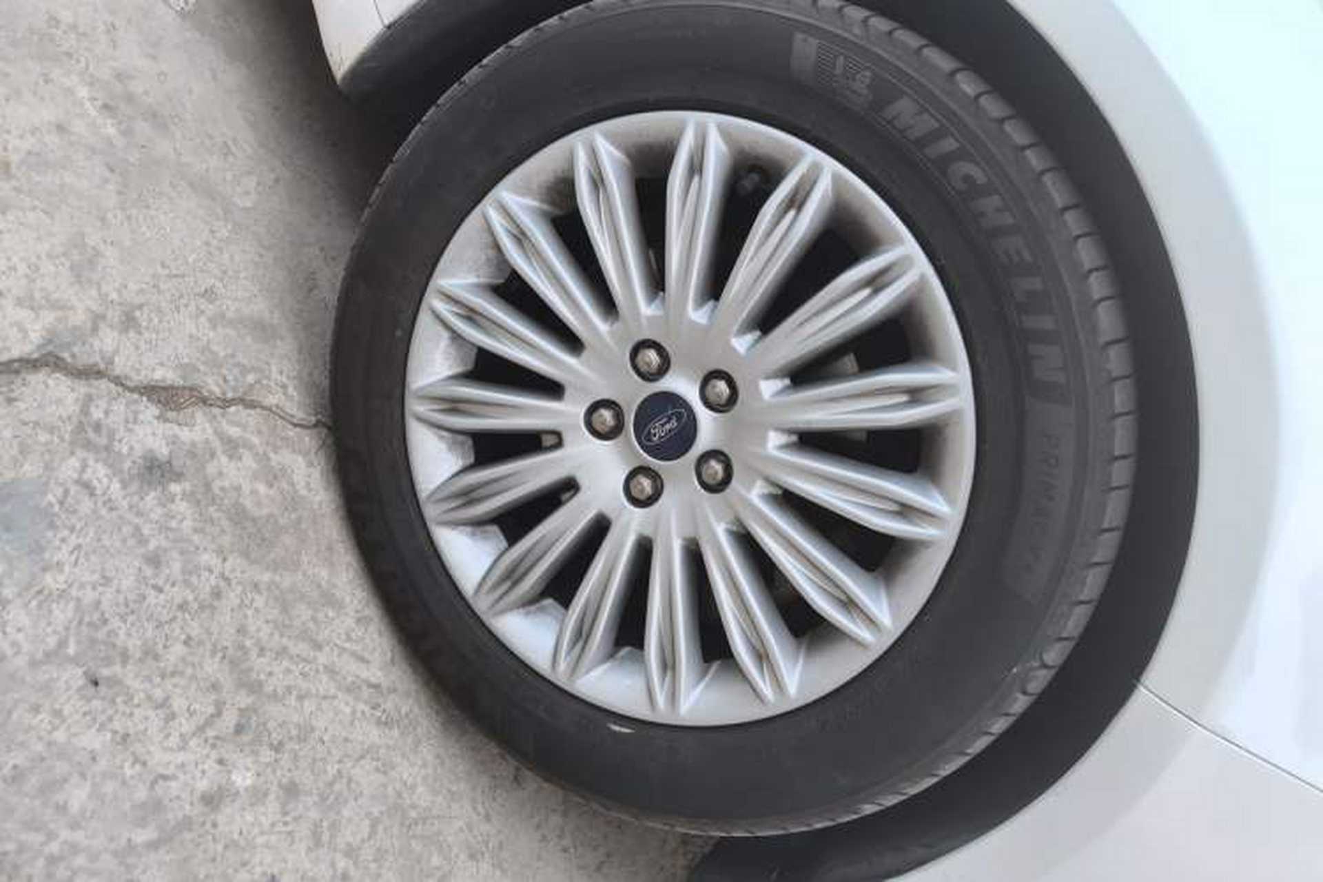 Used Ford Mondeo 2013 2.0L GTDi 200 Fashion Edition Right Front Wheel Hub