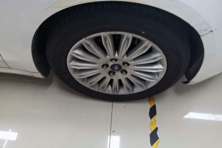 Used Ford Mondeo 2013 2.0L GTDi 200 Luxury Model Right Front Wheel Hub