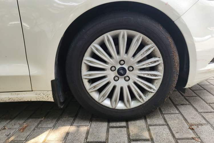 Used Ford Mondeo 2013 2.0L GTDi 200 Luxury Model Right Front Wheel Hub