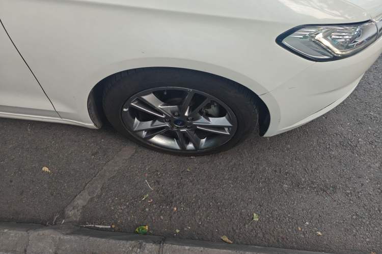 Used Ford Mondeo 2013 2.0L GTDi240 Luxury Sport Model Right Front Wheel Hub