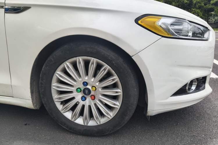 Used Ford Mondeo 2013 2.0L GTDi 200 Fashion Edition Right Front Wheel Hub