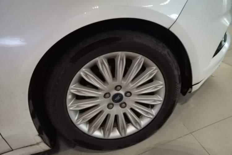 Used Ford Mondeo 2013 2.0L GTDi 200 Fashion Edition Right Front Wheel Hub