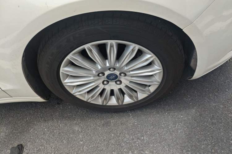 Used Ford Mondeo 2013 2.0L GTDi 200 Fashion Edition Right Front Wheel Hub