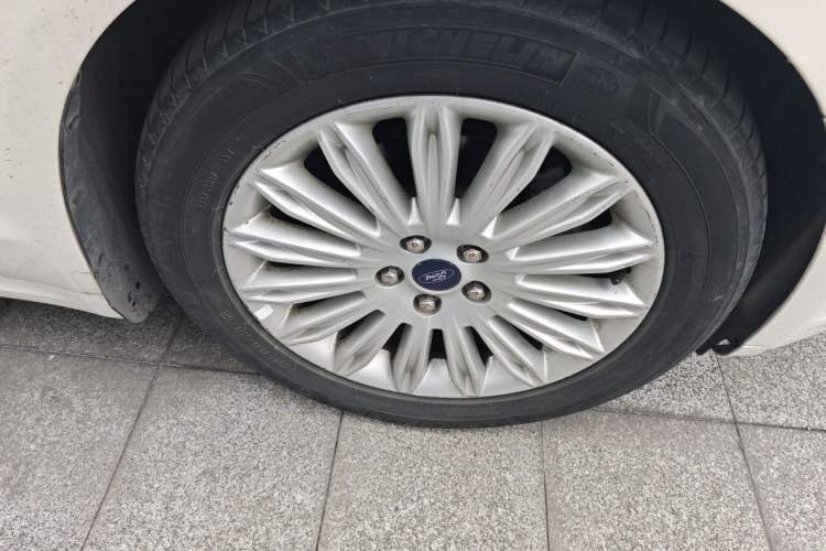 Used Ford Mondeo 2013 2.0L GTDi 200 Luxury Model Right Front Wheel Hub