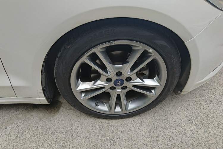 Used Ford Mondeo 2013 2.0L GTDi240 Luxury Sport Model Right Front Wheel Hub