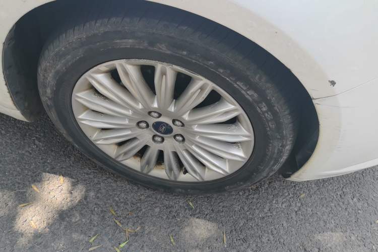 Used Ford Mondeo 2013 2.0L GTDi 200 Luxury Model Right Front Wheel Hub