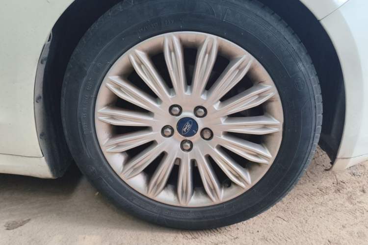 Used Ford Mondeo 2013 2.0L GTDi 200 Luxury Model Right Front Wheel Hub