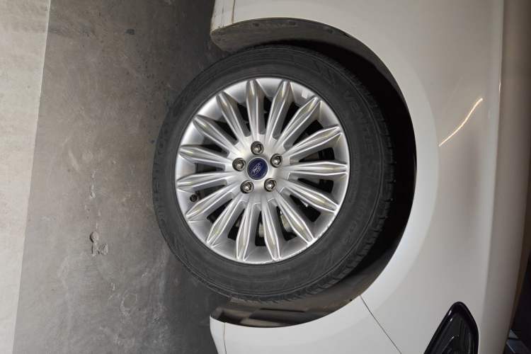 Used Ford Mondeo 2013 2.0L GTDi 200 Luxury Model Right Front Wheel Hub
