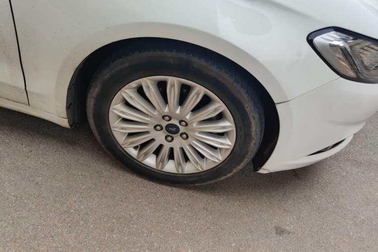 Used Ford Mondeo 2013 2.0L GTDi 200 Luxury Model Right Front Wheel Hub