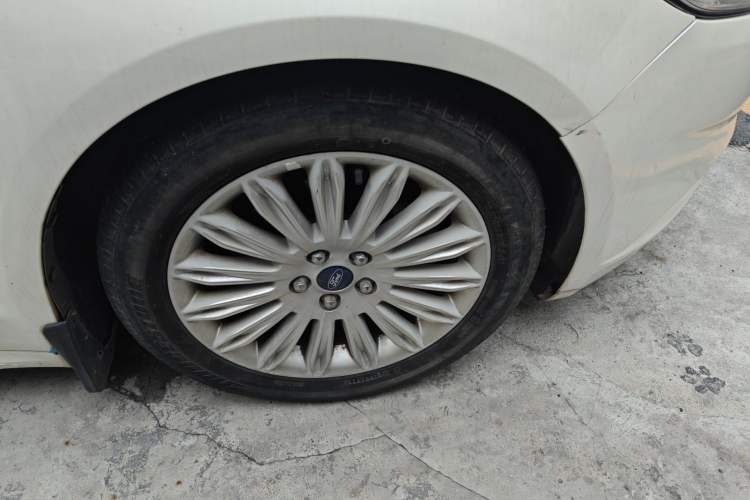 Used Ford Mondeo 2013 2.0L GTDi 200 Fashion Edition Right Front Wheel Hub